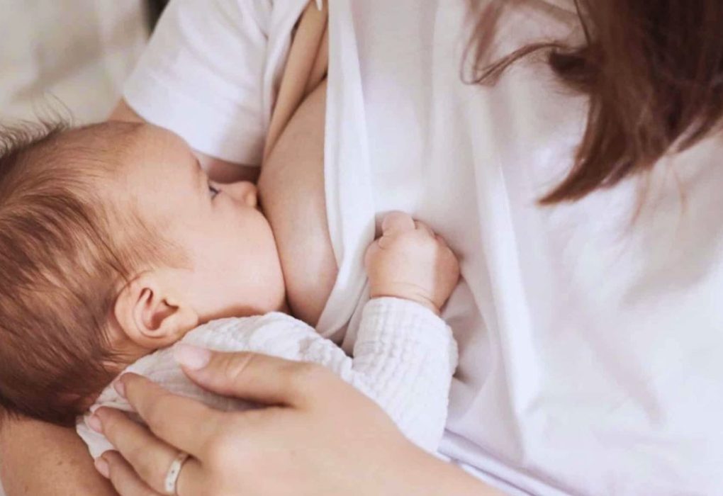 lactancia materna exclusiva, bebé lactando, madre dando de lactar, breastfeeding