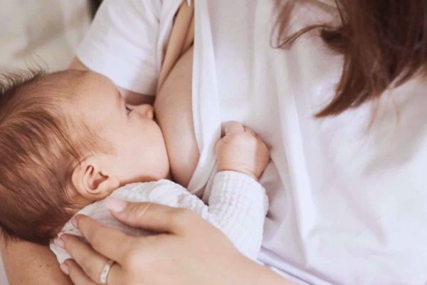 lactancia materna exclusiva, bebé lactando, madre dando de lactar, breastfeeding