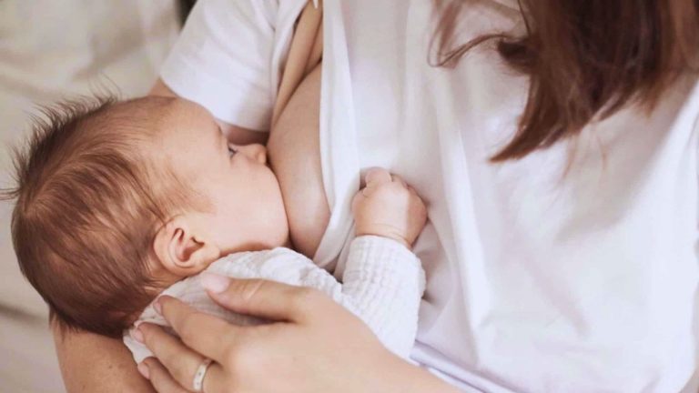 lactancia materna exclusiva, bebé lactando, madre dando de lactar, breastfeeding